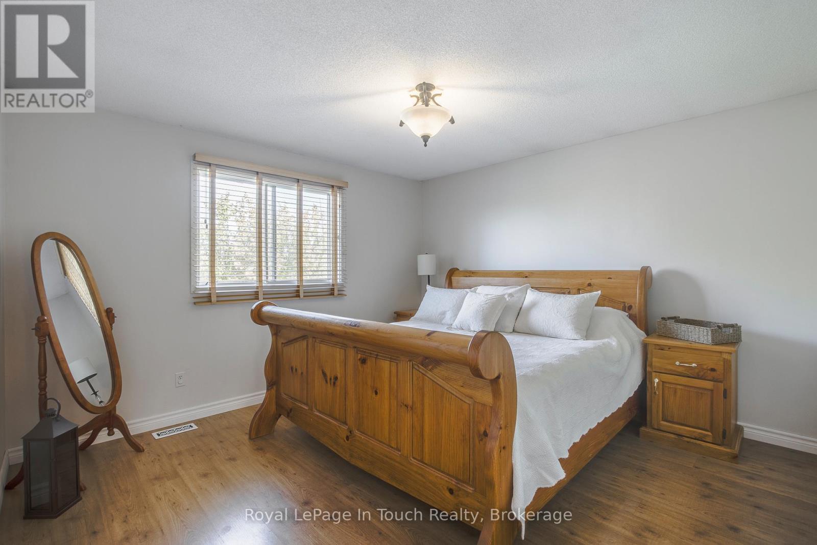 












1023 FLOS 4 ROAD W

,
Springwater,




Ontario
L0L2K0

