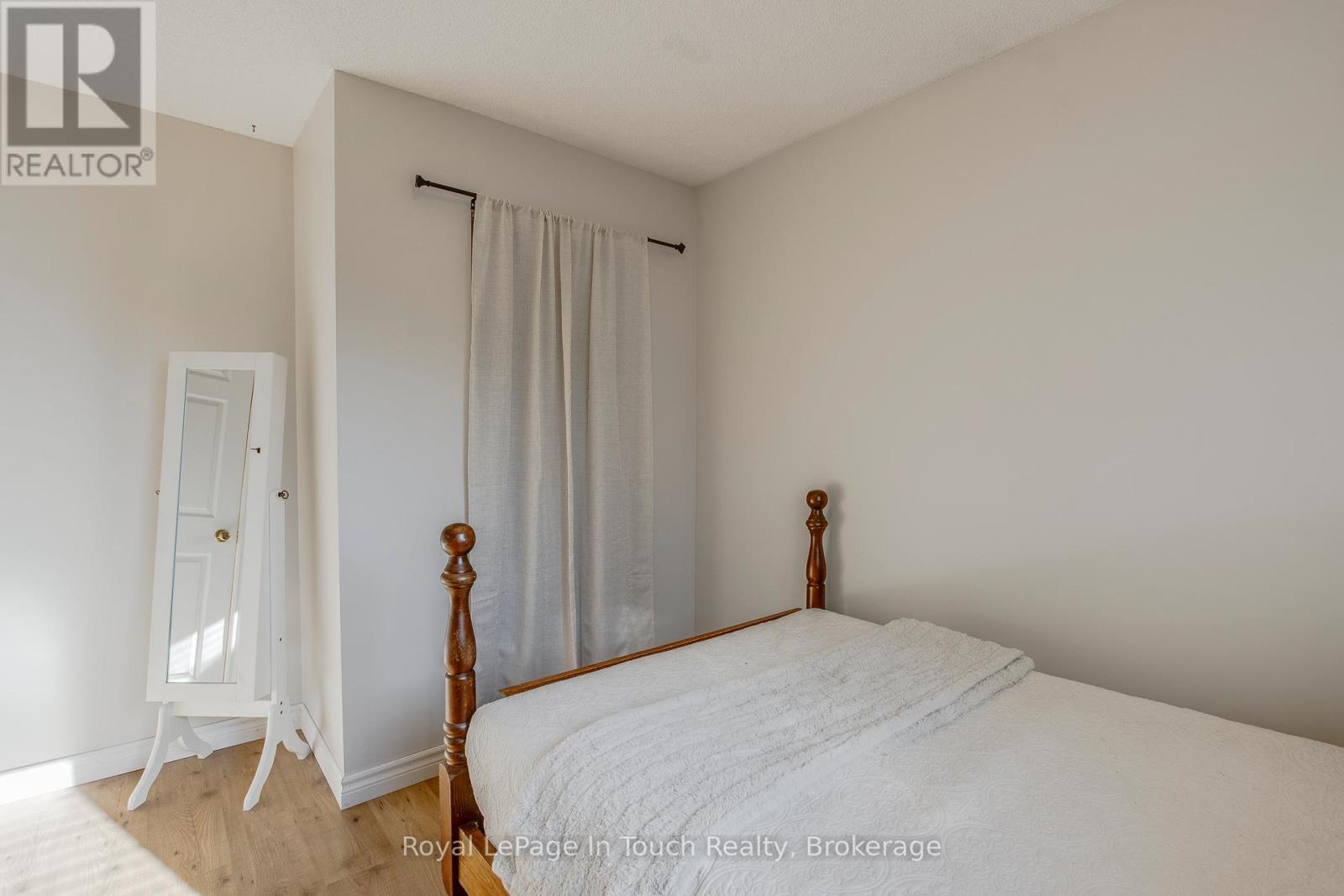 












1023 FLOS 4 ROAD W

,
Springwater,




Ontario
L0L2K0

