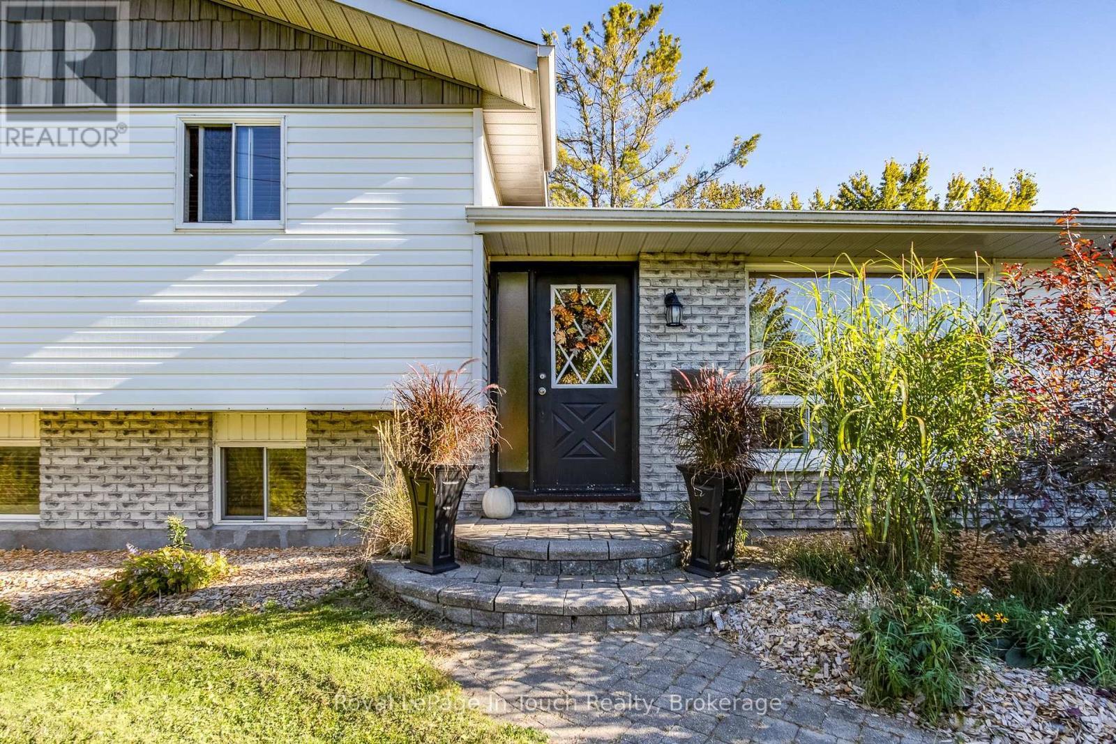












1023 FLOS 4 ROAD W

,
Springwater,




Ontario
L0L2K0

