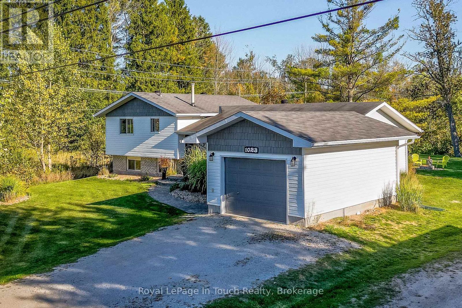 












1023 FLOS 4 ROAD W

,
Springwater,




Ontario
L0L2K0

