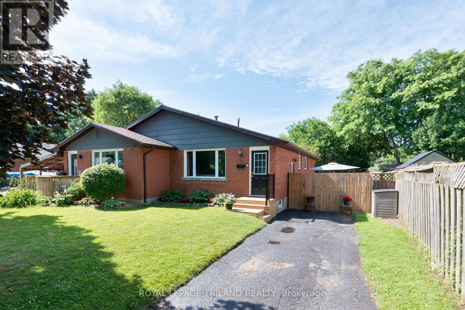 












15 MOHEGAN CRESCENT

,
London East (East D),




Ontario
N5V2X7

