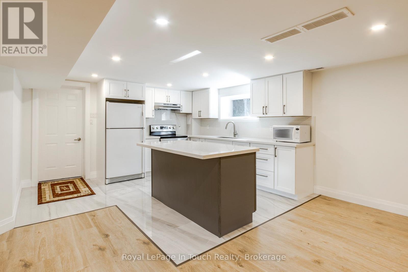 












9 BELCOURT CRESCENT

,
Tiny,




Ontario
L9M0M7

