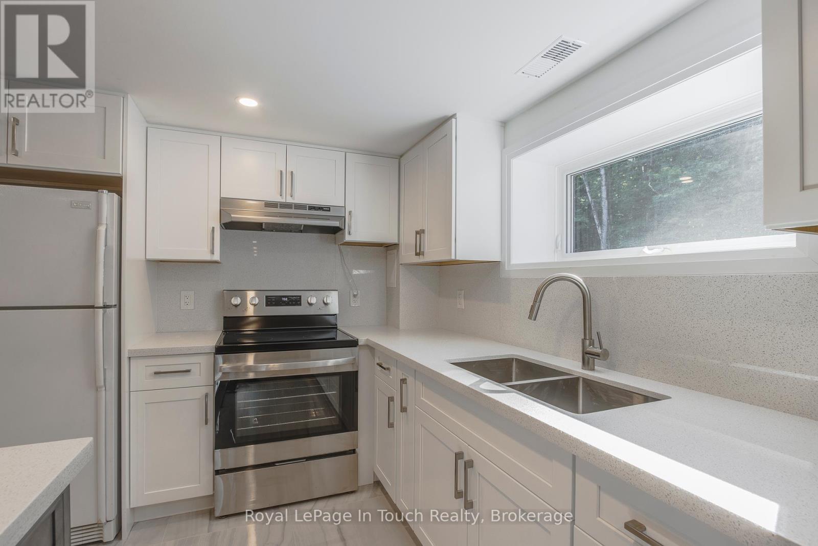 












9 BELCOURT CRESCENT

,
Tiny,




Ontario
L9M0M7

