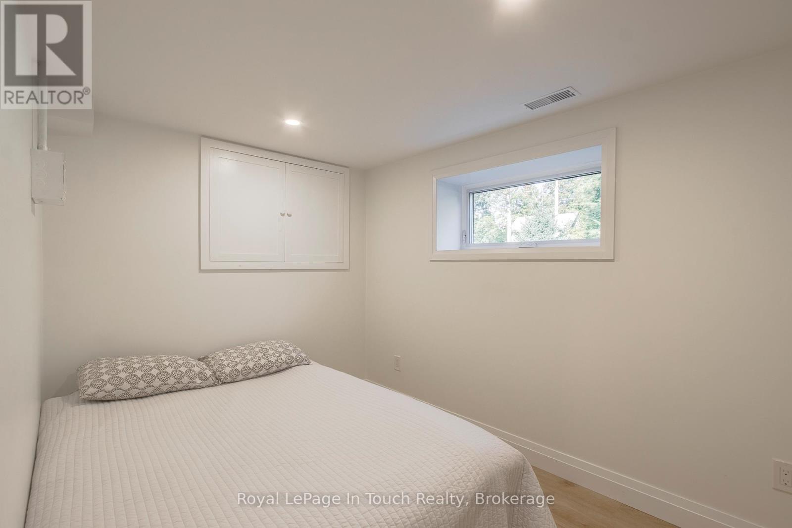 












9 BELCOURT CRESCENT

,
Tiny,




Ontario
L9M0M7

