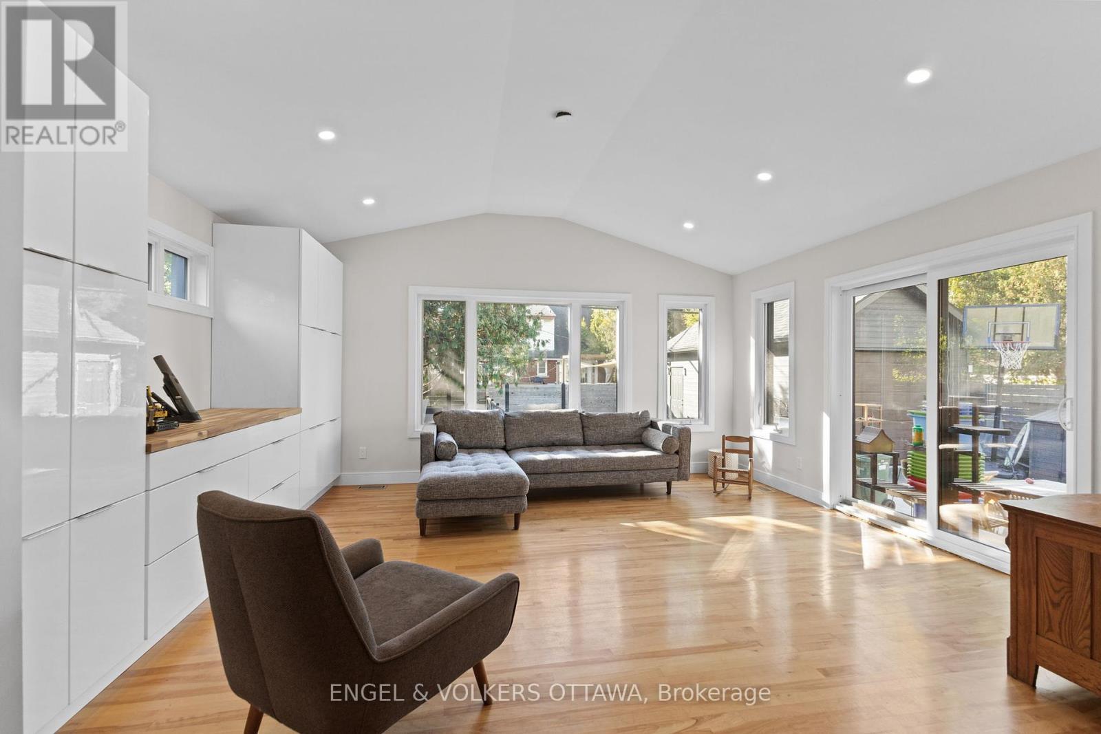 826 Quinlan Road, Ottawa, ON - Indoor Photo Showing Living Room