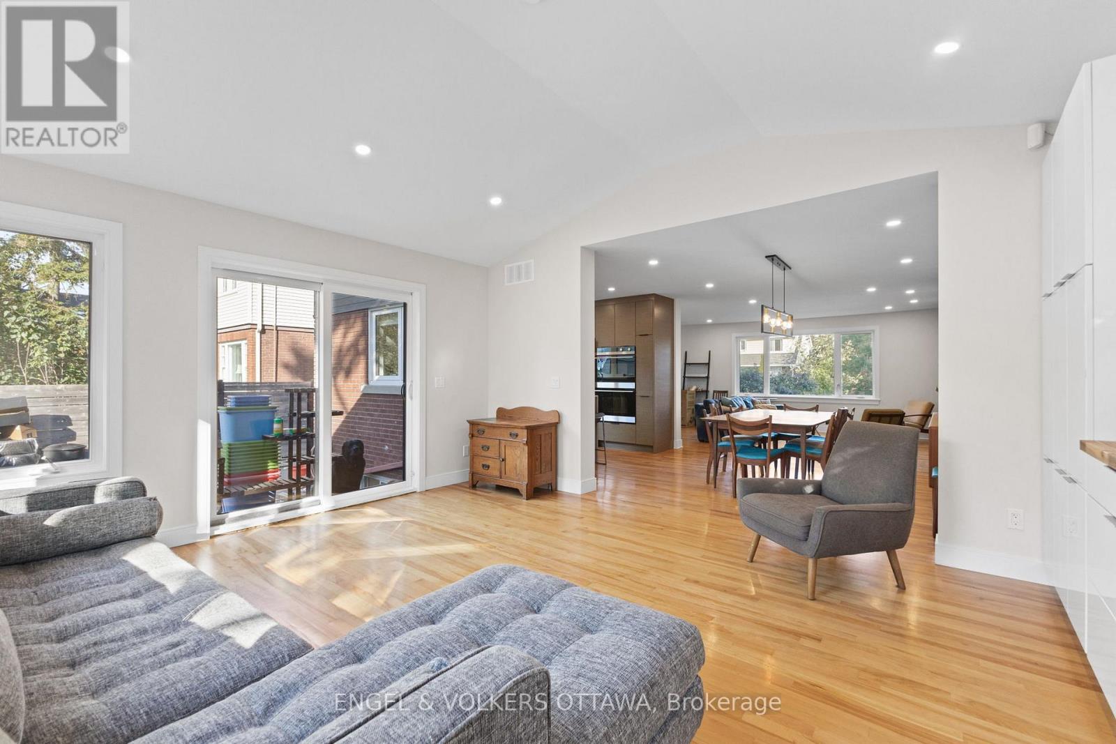 826 Quinlan Road, Ottawa, ON - Indoor Photo Showing Living Room