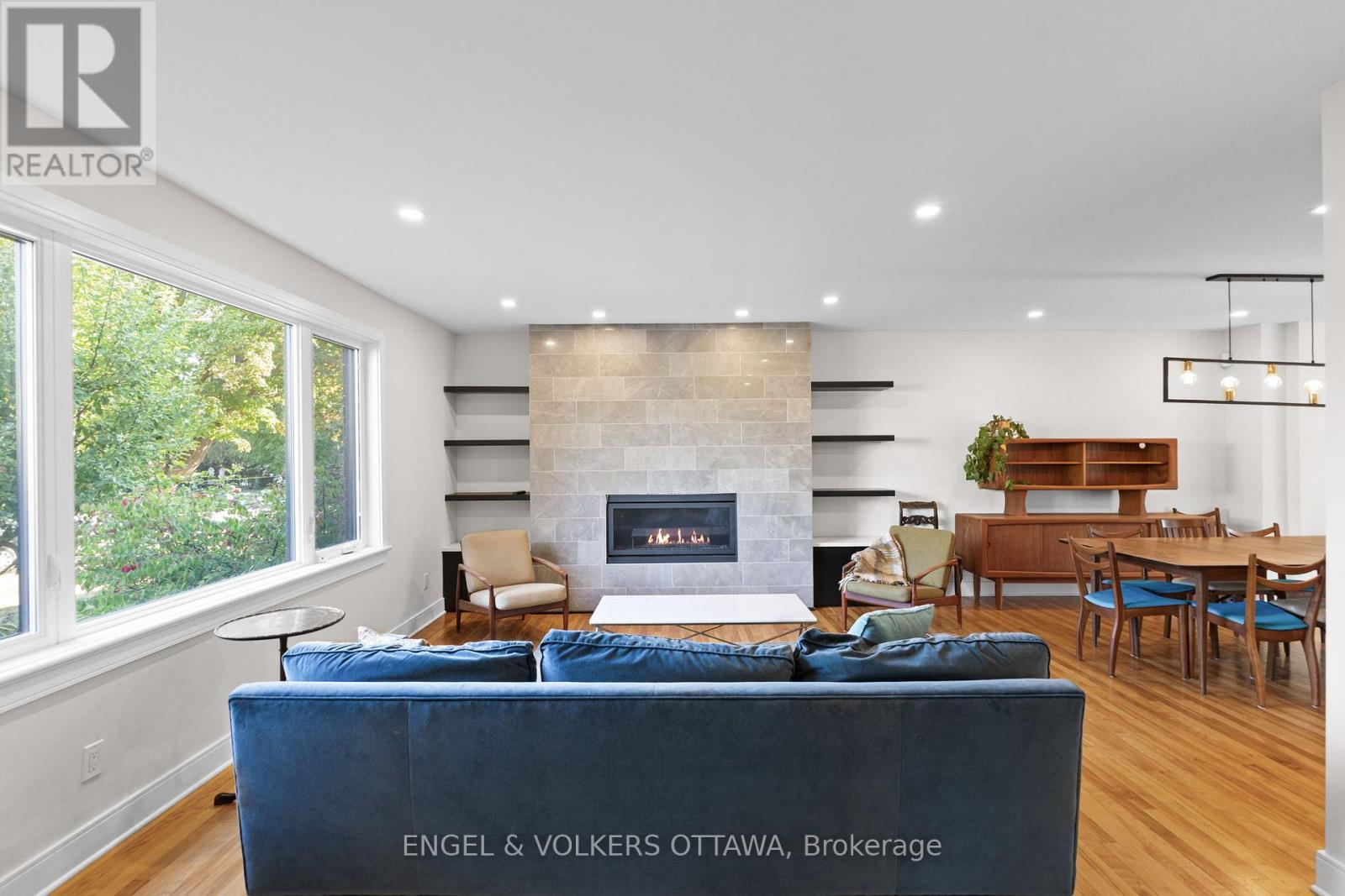 826 Quinlan Road, Ottawa, ON - Indoor Photo Showing Living Room With Fireplace