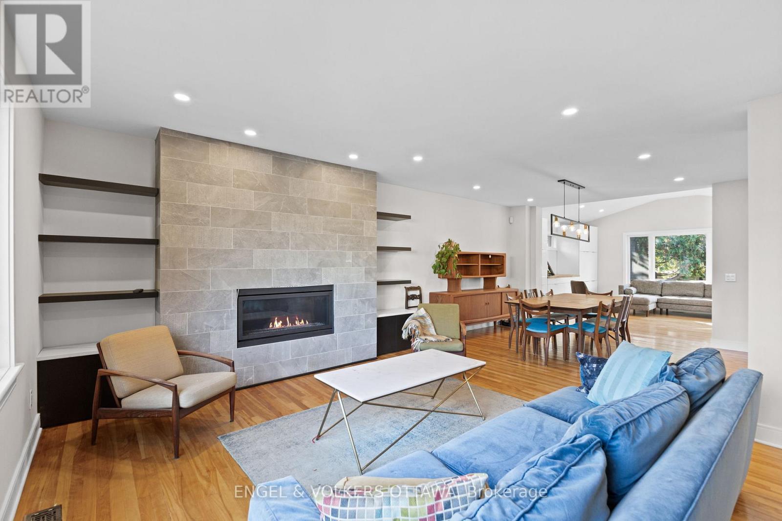 826 Quinlan Road, Ottawa, ON - Indoor Photo Showing Living Room With Fireplace