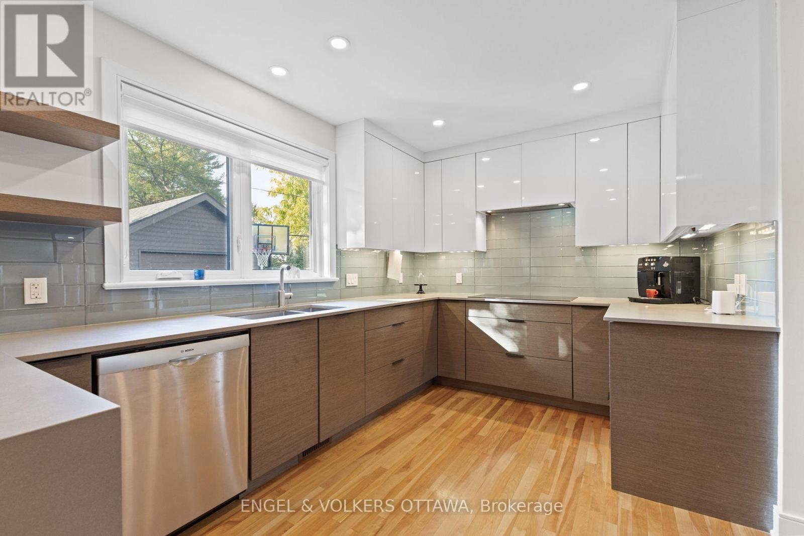 826 Quinlan Road, Ottawa, ON - Indoor Photo Showing Kitchen With Stainless Steel Kitchen With Upgraded Kitchen