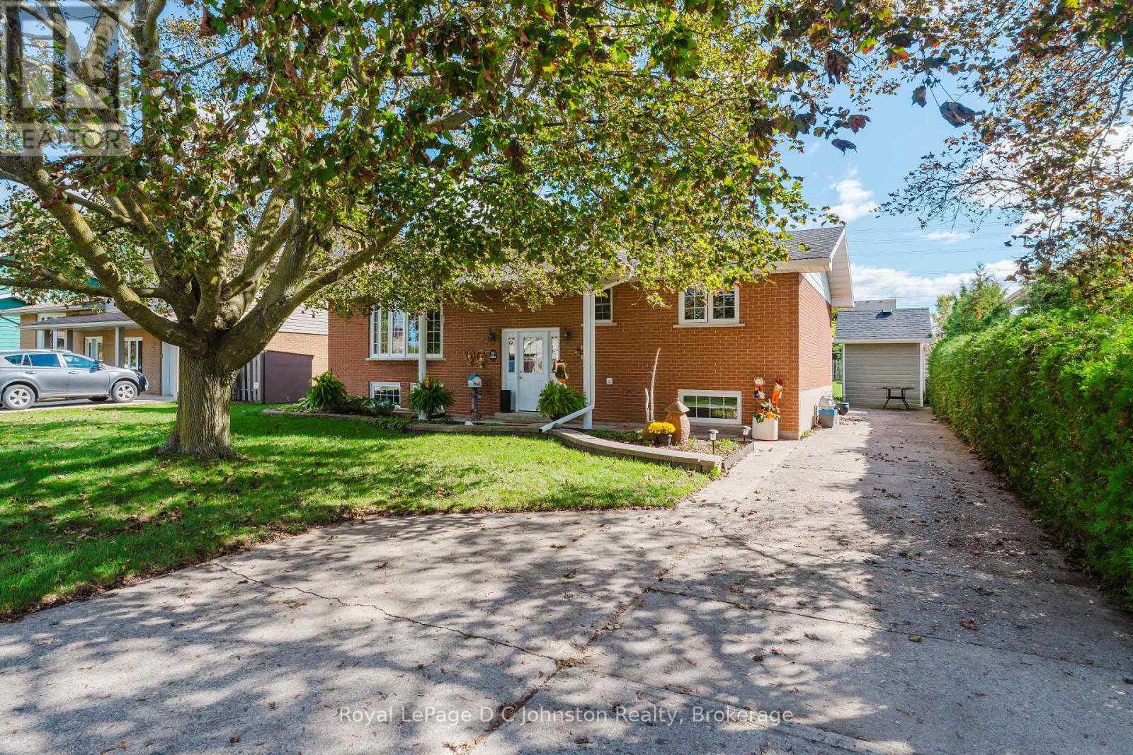 












929 WELLINGTON STREET

,
Saugeen Shores,




Ontario
N0H2C3

