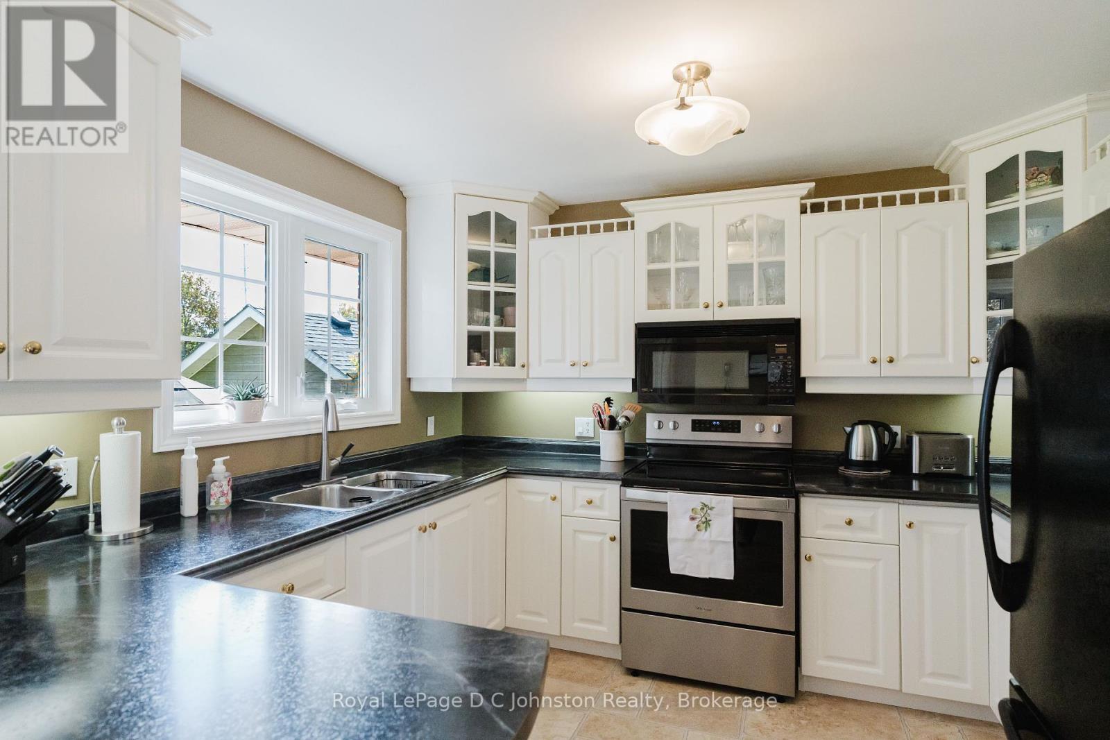 












929 WELLINGTON STREET

,
Saugeen Shores,




Ontario
N0H2C3

