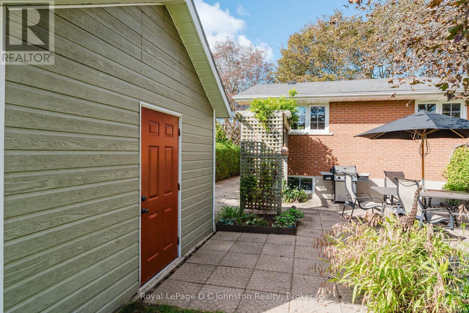 












929 WELLINGTON STREET

,
Saugeen Shores,




Ontario
N0H2C3

