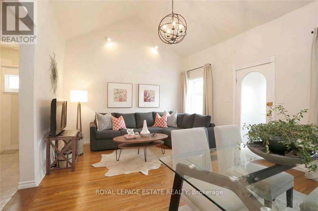 












30 AMROTH AVENUE

,
Toronto,




Ontario
M4C4H2

