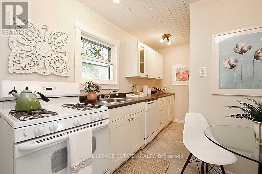 












30 AMROTH AVENUE

,
Toronto,




Ontario
M4C4H2

