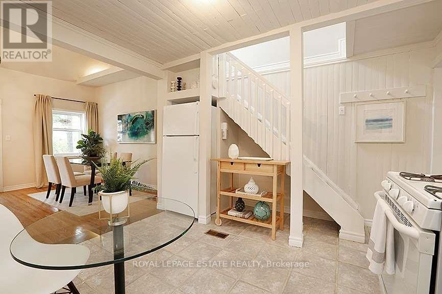 












30 AMROTH AVENUE

,
Toronto,




Ontario
M4C4H2


