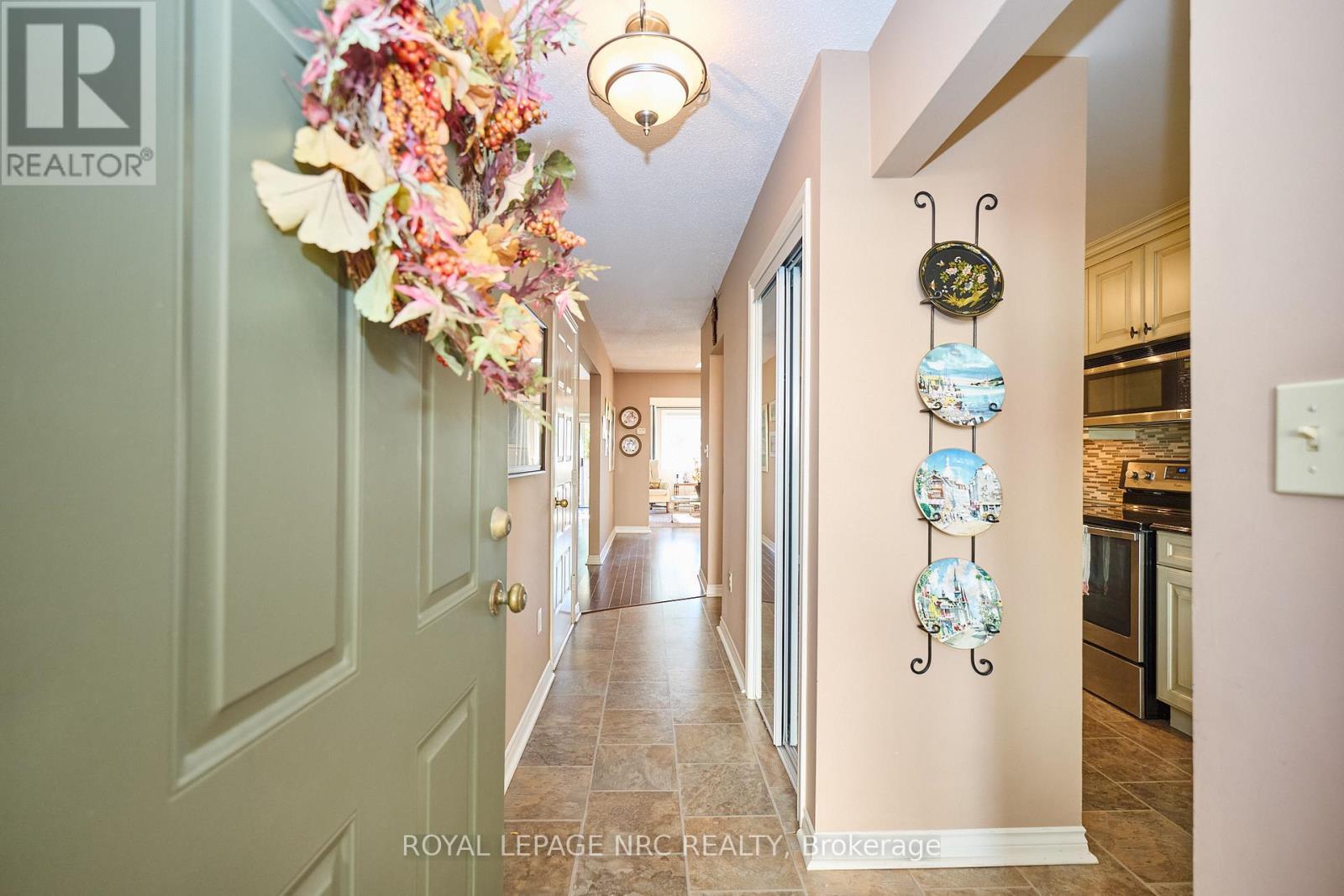 












35 - 275 PELHAM ROAD

,
St. Catharines (Rykert/Vansickle),




Ontario
L2S3B9

