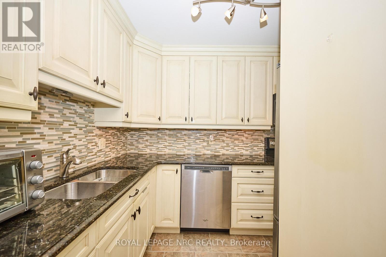 












35 - 275 PELHAM ROAD

,
St. Catharines (Rykert/Vansickle),




Ontario
L2S3B9

