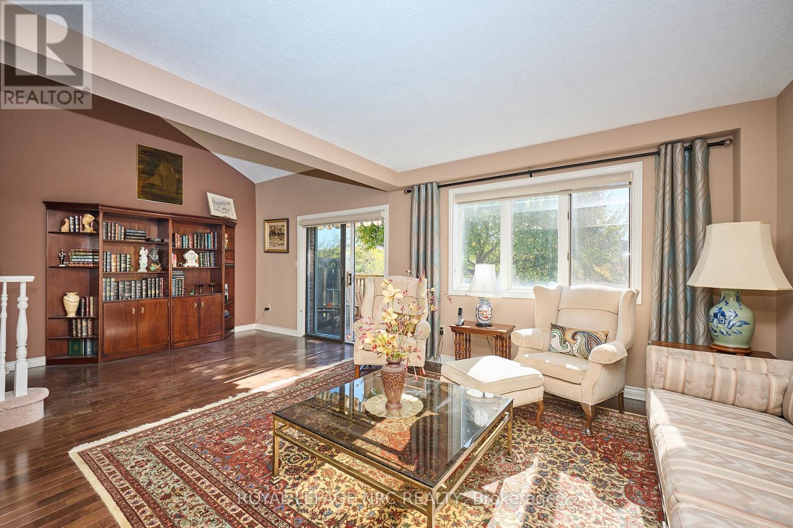 












35 - 275 PELHAM ROAD

,
St. Catharines (Rykert/Vansickle),




Ontario
L2S3B9

