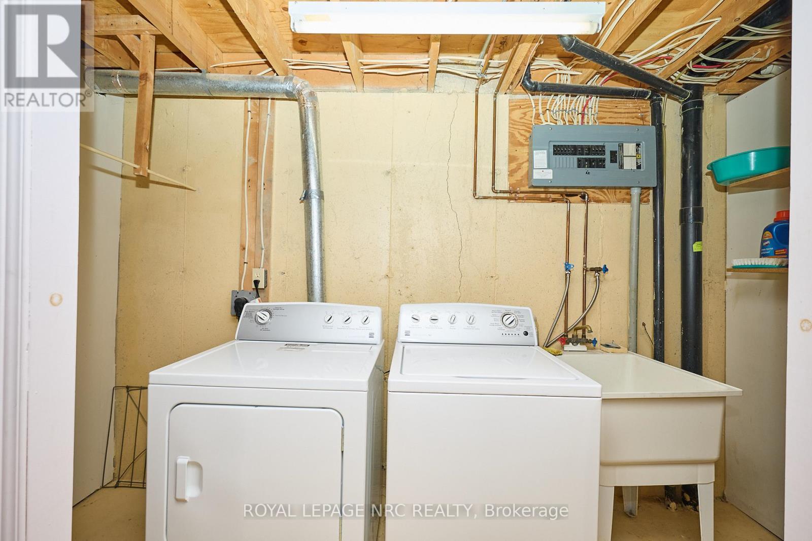 












35 - 275 PELHAM ROAD

,
St. Catharines (Rykert/Vansickle),




Ontario
L2S3B9

