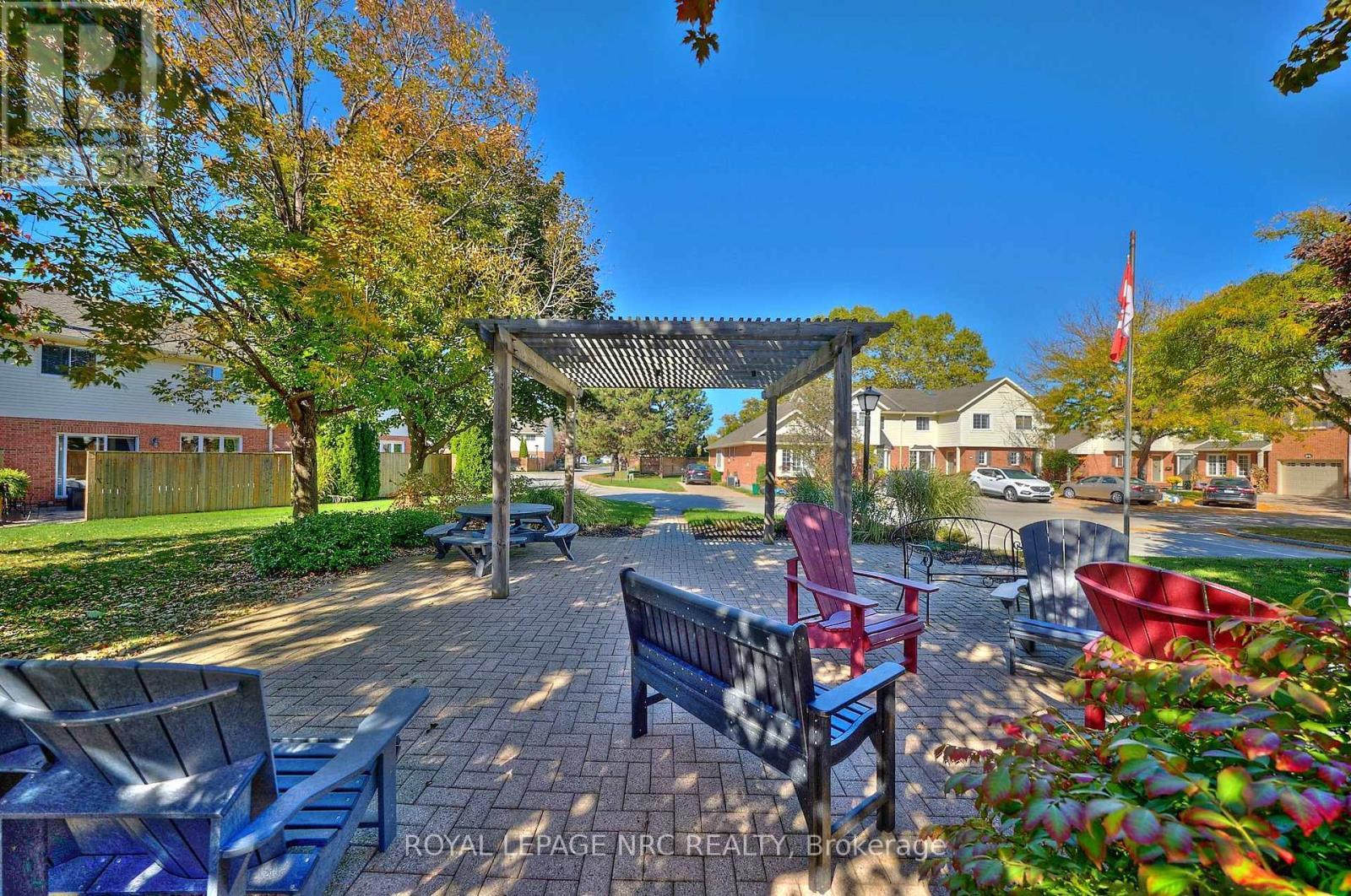 












35 - 275 PELHAM ROAD

,
St. Catharines (Rykert/Vansickle),




Ontario
L2S3B9

