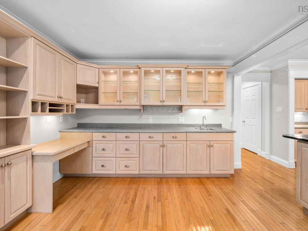 












916 Young Avenue

,
Halifax,




NS
B3H 2W1

