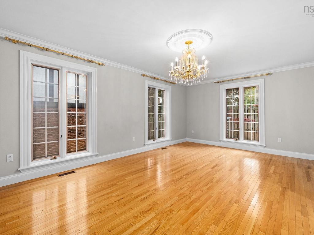 












916 Young Avenue

,
Halifax,




NS
B3H 2W1

