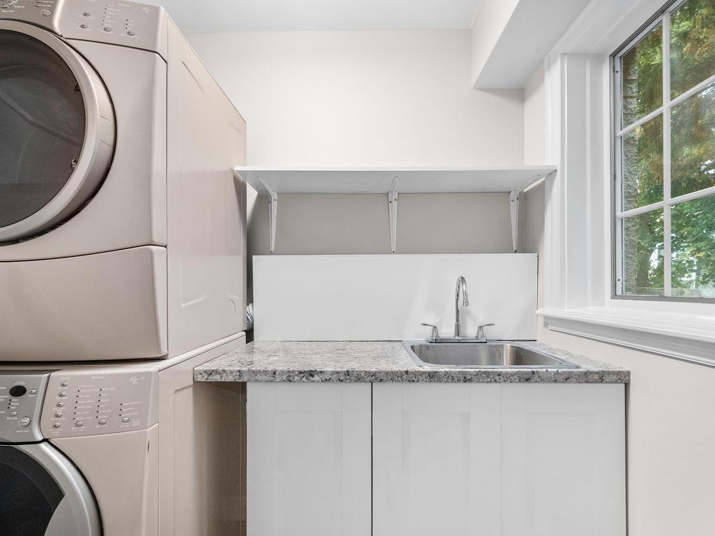 












916 Young Avenue

,
Halifax,




NS
B3H 2W1

