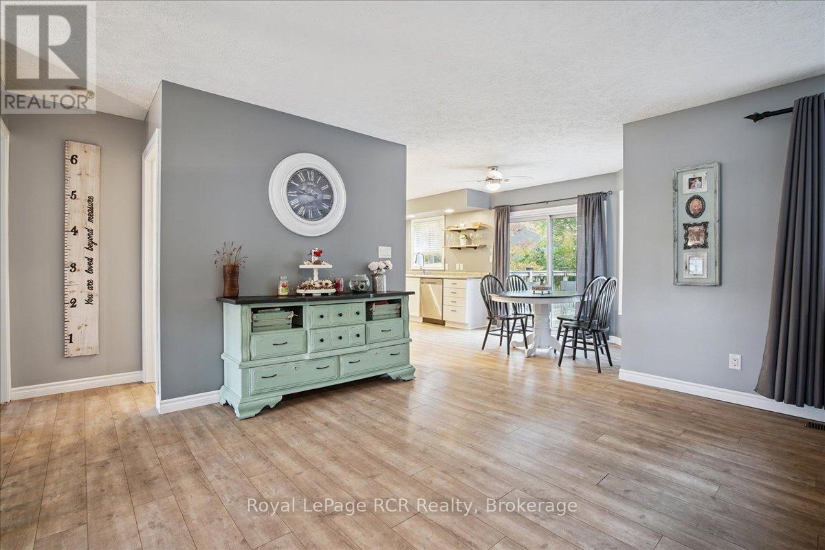 












741 25TH A STREET E

,
Owen Sound,




Ontario
N4K6V1

