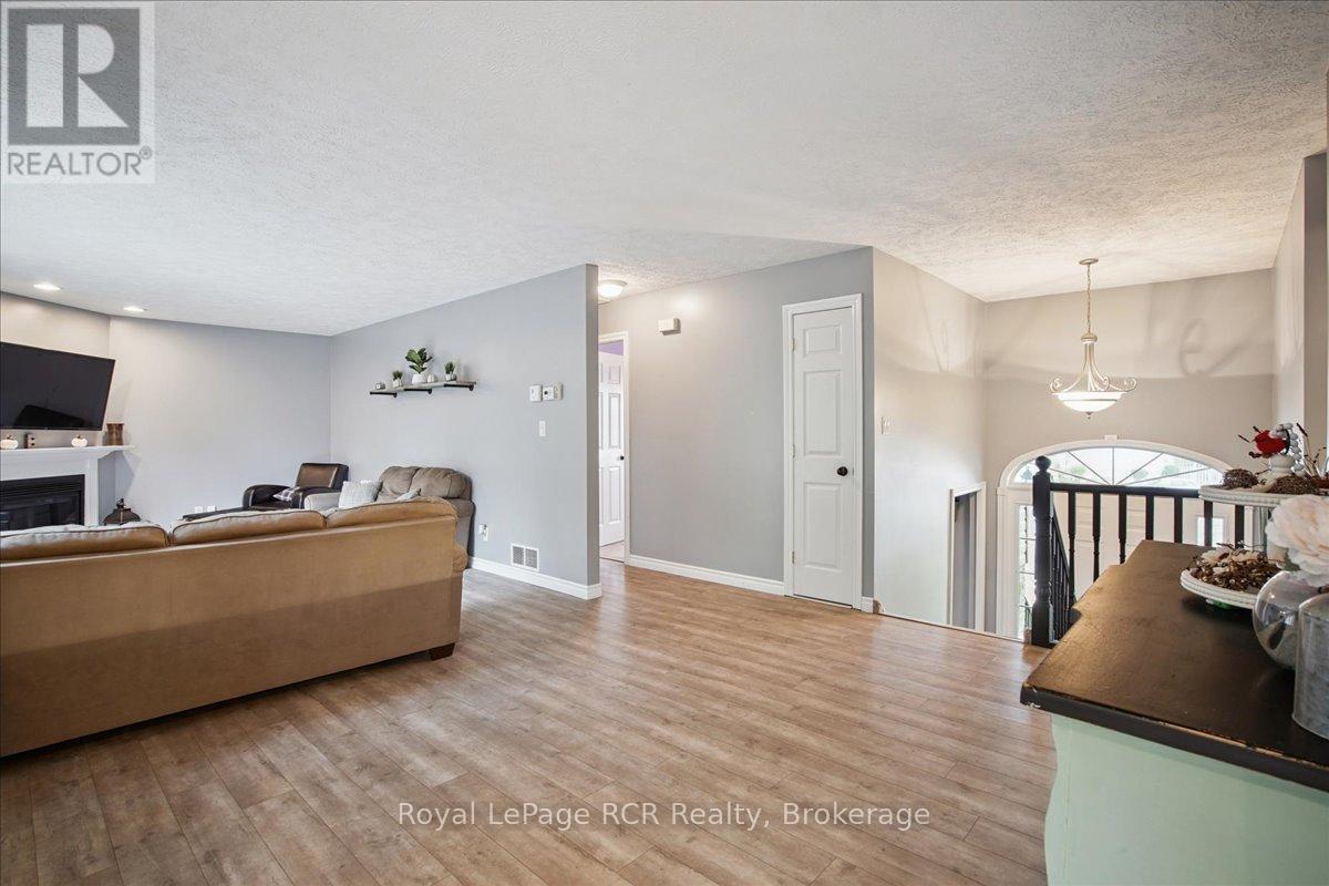 












741 25TH A STREET E

,
Owen Sound,




Ontario
N4K6V1

