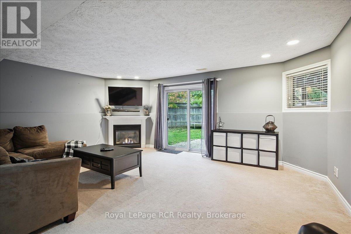 












741 25TH A STREET E

,
Owen Sound,




Ontario
N4K6V1

