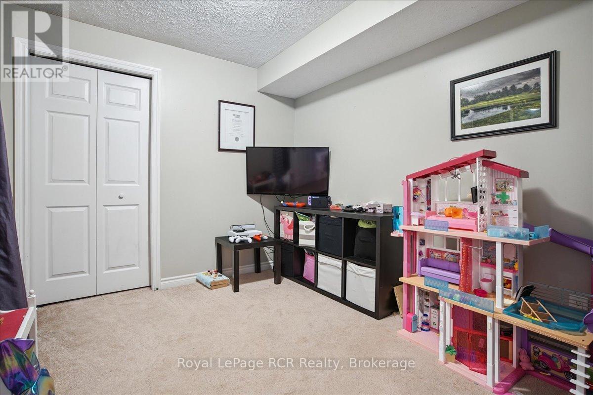 












741 25TH A STREET E

,
Owen Sound,




Ontario
N4K6V1

