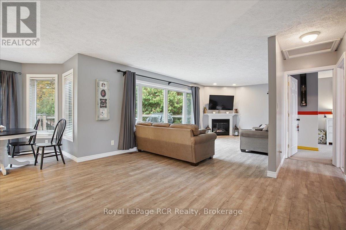 












741 25TH A STREET E

,
Owen Sound,




Ontario
N4K6V1

