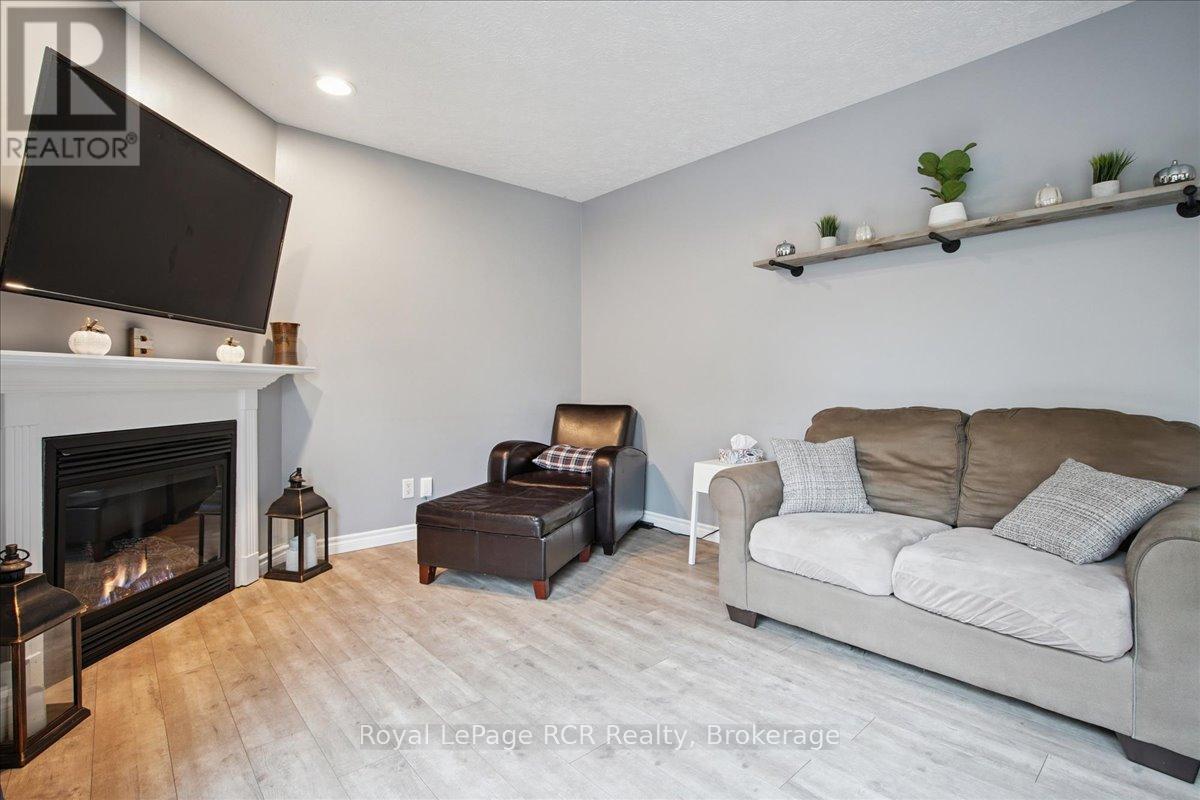 












741 25TH A STREET E

,
Owen Sound,




Ontario
N4K6V1

