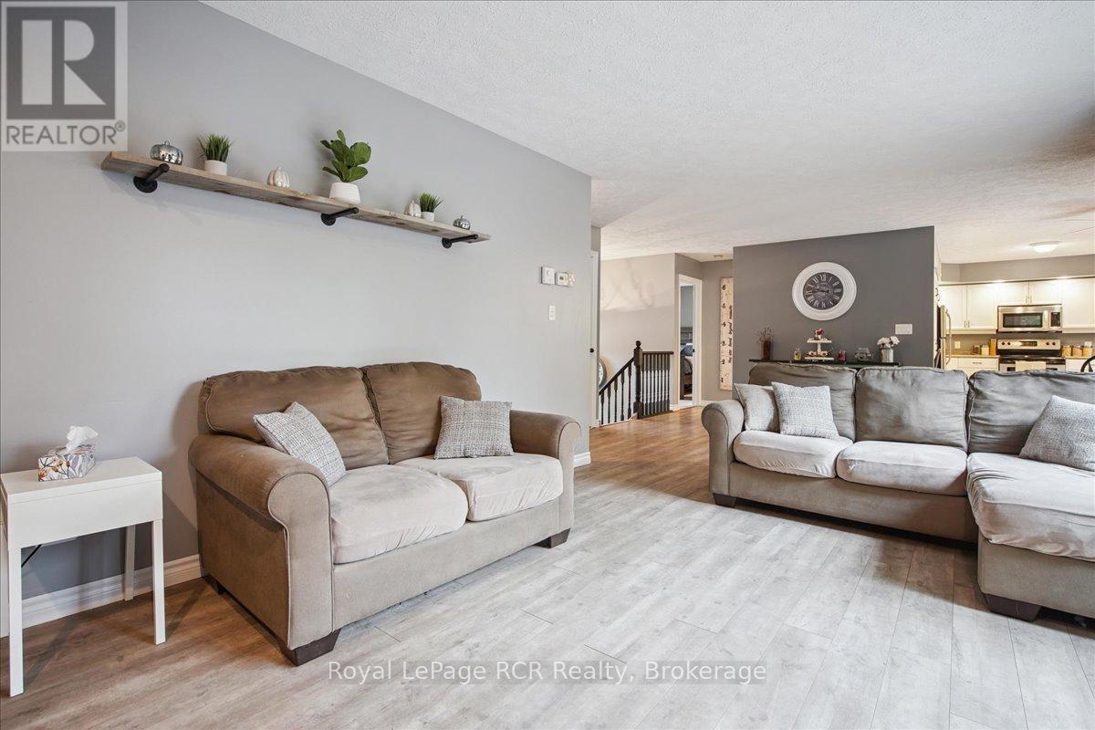 












741 25TH A STREET E

,
Owen Sound,




Ontario
N4K6V1

