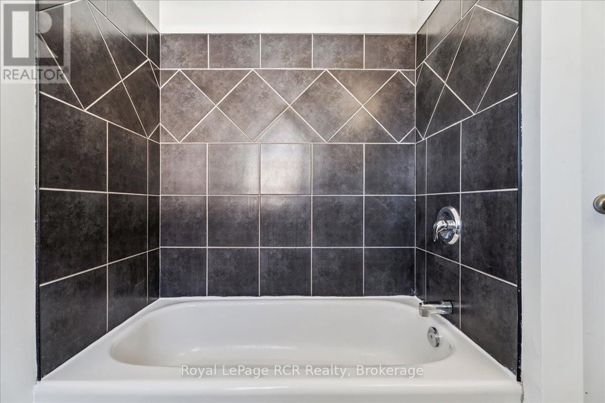 












1462 14TH AVENUE E

,
Owen Sound,




Ontario
N4K0A1

