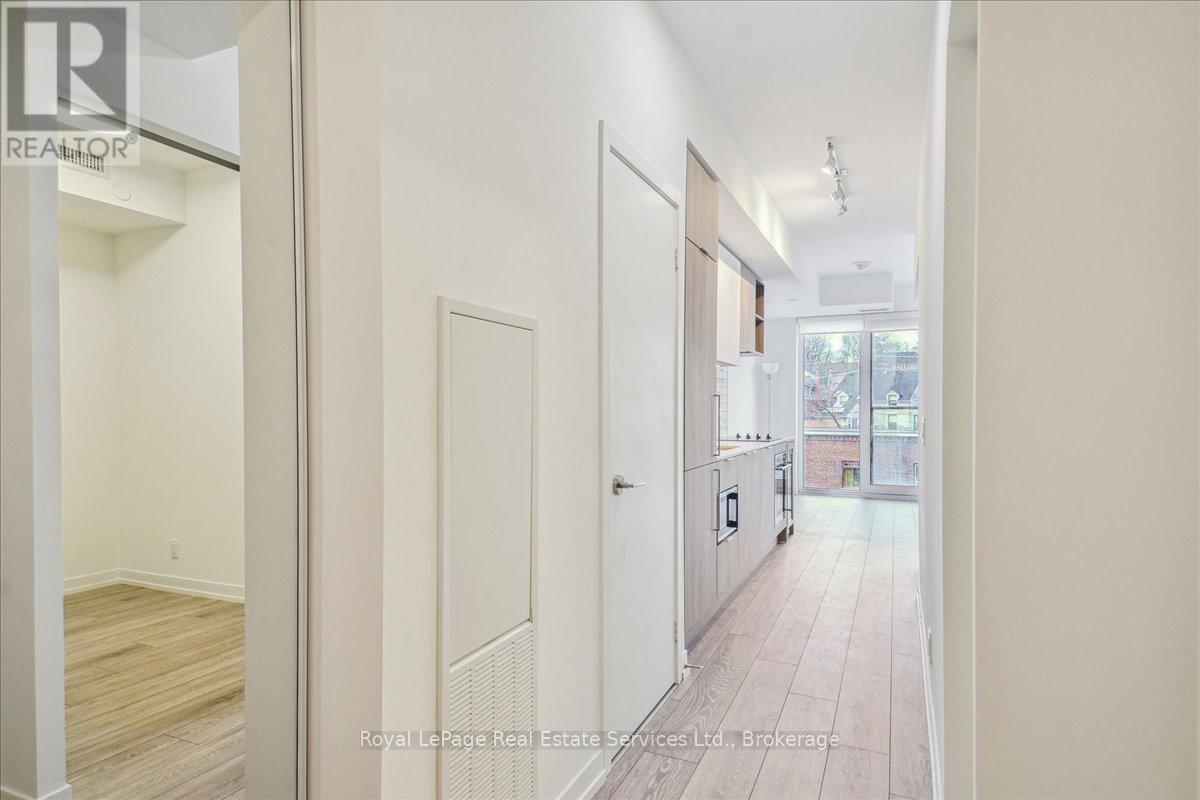 












327 - 2020 BATHURST STREET

,
Toronto (Humewood-Cedarvale),




Ontario
M5P0A6

