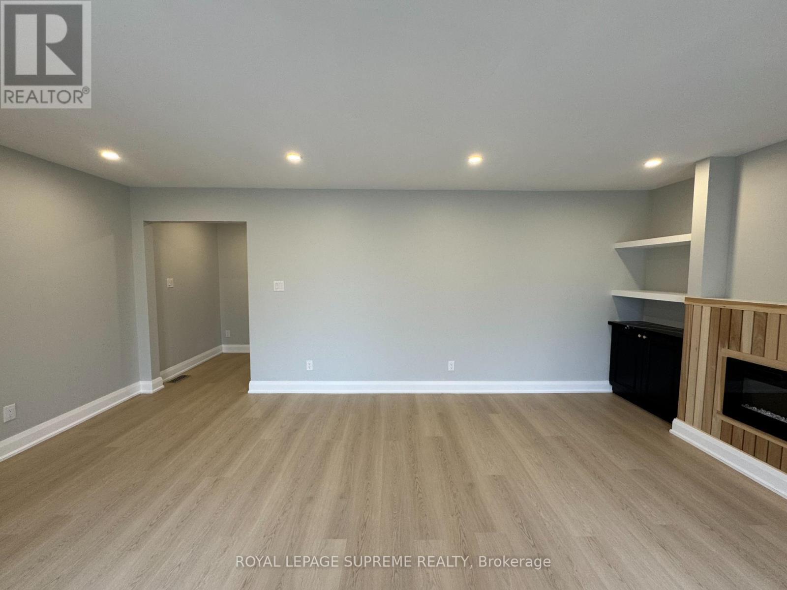 












UPPER - 8 REDWOOD COURT

,
Barrie,




Ontario
L4M5G7

