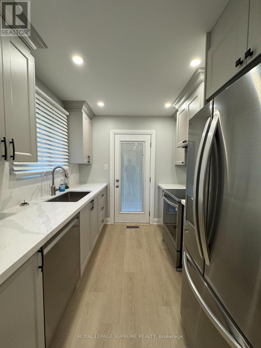 












UPPER - 8 REDWOOD COURT

,
Barrie,




Ontario
L4M5G7

