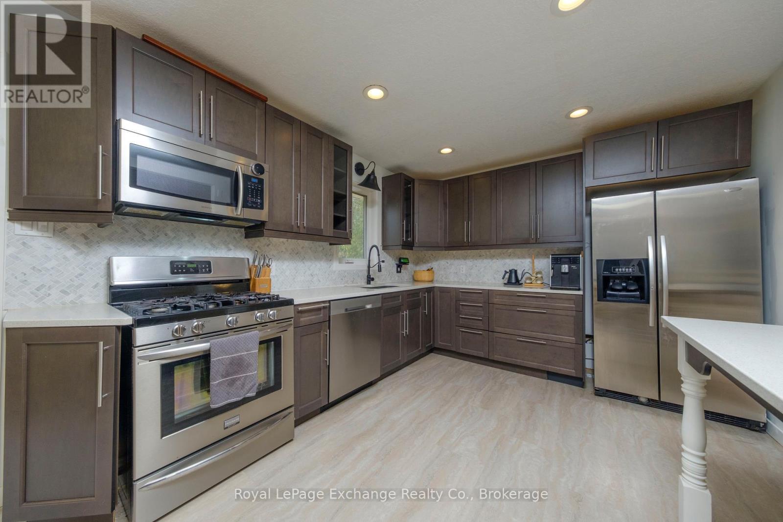 












27 DAWSON DRIVE

,
Kincardine,




Ontario
N2Z2X6

