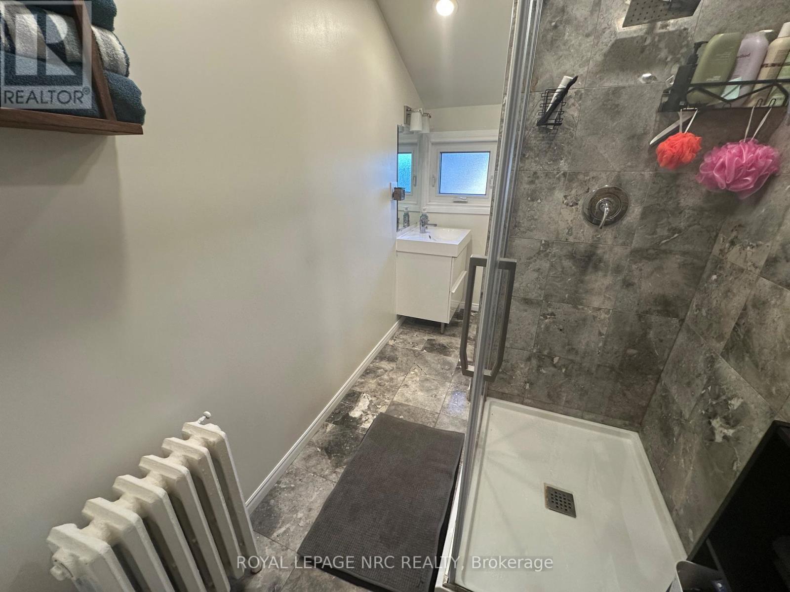 












3 PORTLAND STREET

,
Thorold (Thorold Downtown),




Ontario
L2V1R9

