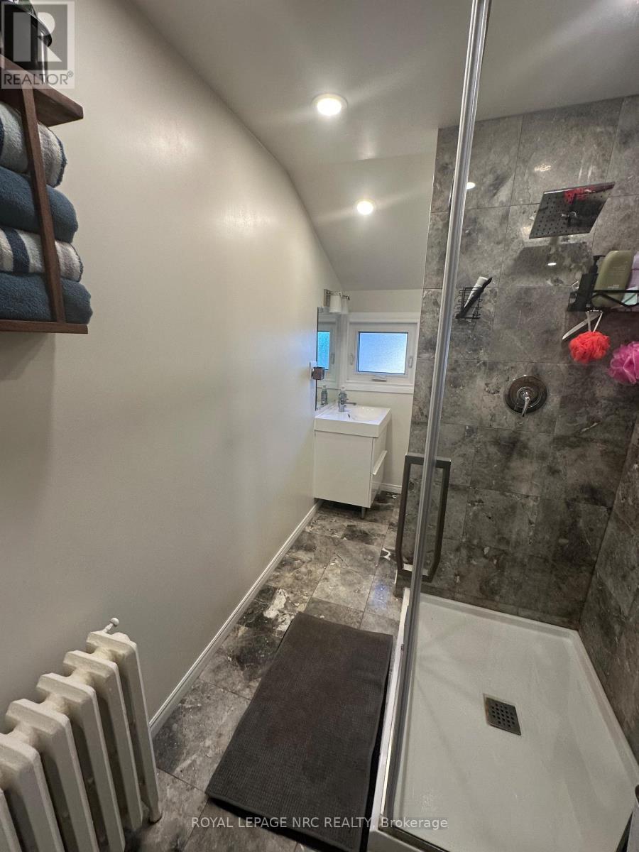 












3 PORTLAND STREET

,
Thorold (Thorold Downtown),




Ontario
L2V1R9

