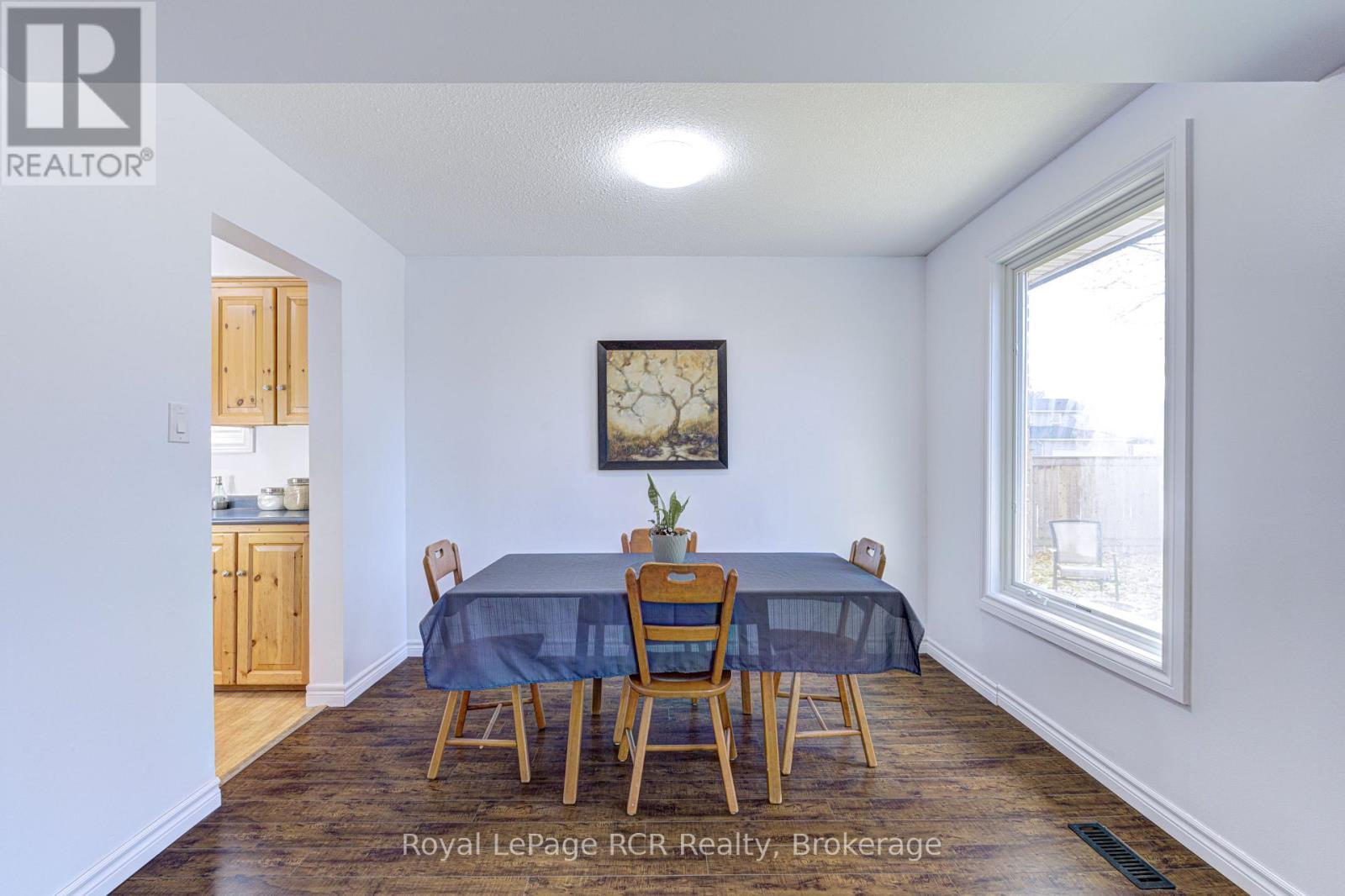 












501 BEAVER COURT

,
Milton (TM Timberlea),




Ontario
L9T4A7

