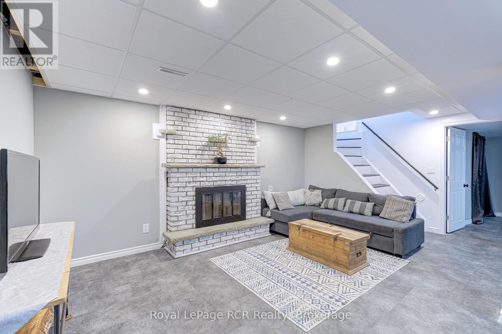 












501 BEAVER COURT

,
Milton (TM Timberlea),




Ontario
L9T4A7

