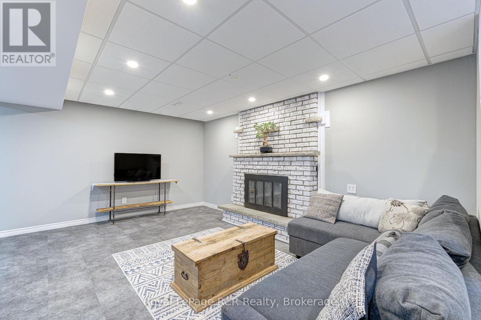 












501 BEAVER COURT

,
Milton (TM Timberlea),




Ontario
L9T4A7

