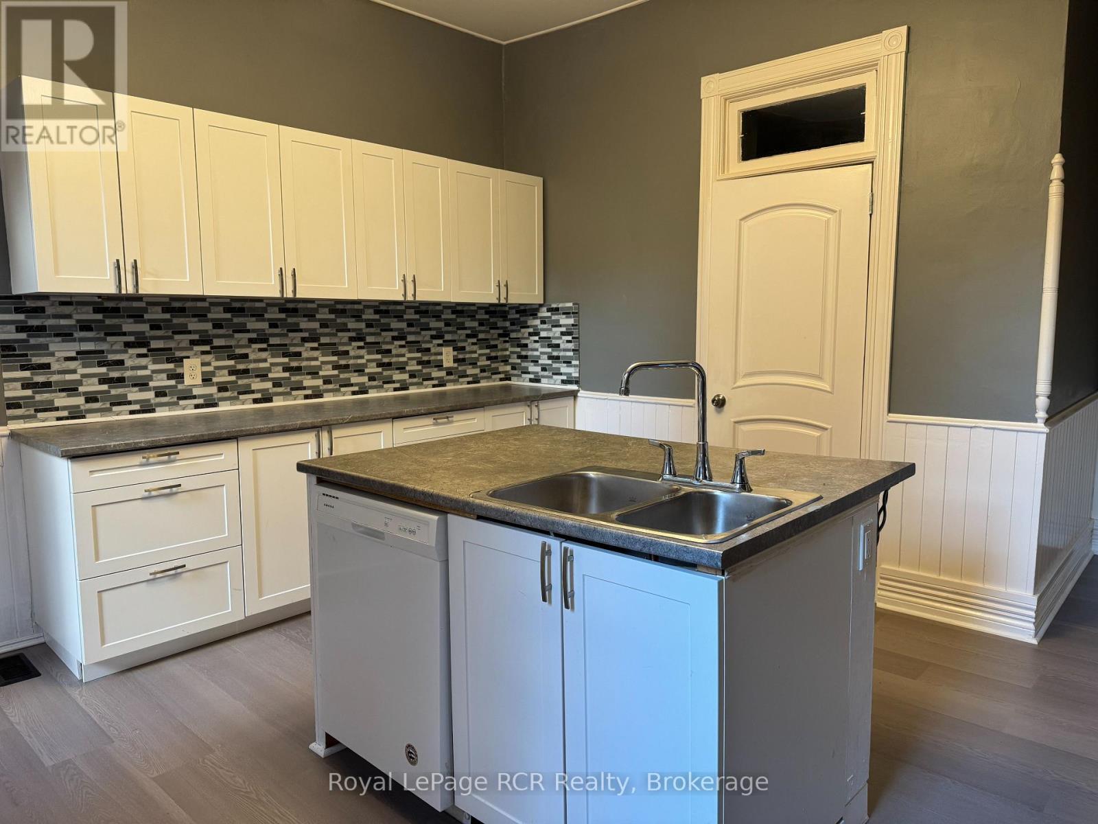 












1096 4TH AVENUE E

,
Owen Sound,




Ontario
N4K2P2

