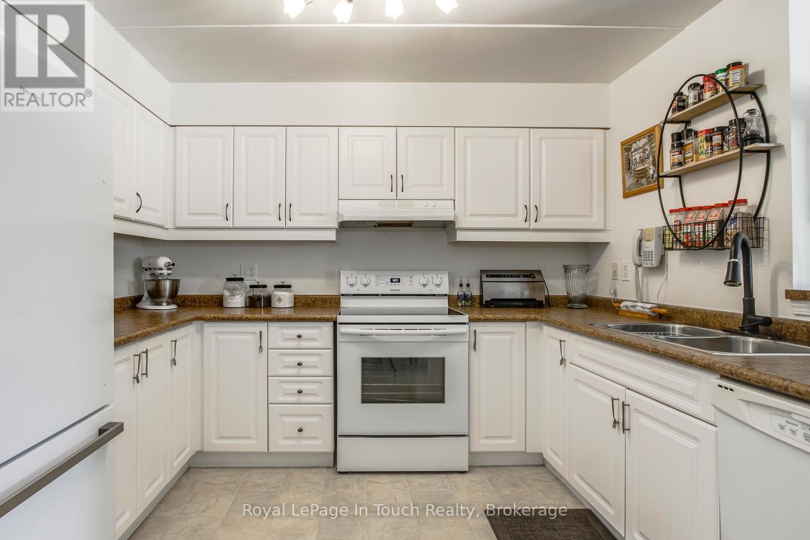 












315 - 333 LAFONTAINE ROAD W

,
Tiny,




Ontario
L9M0H1

