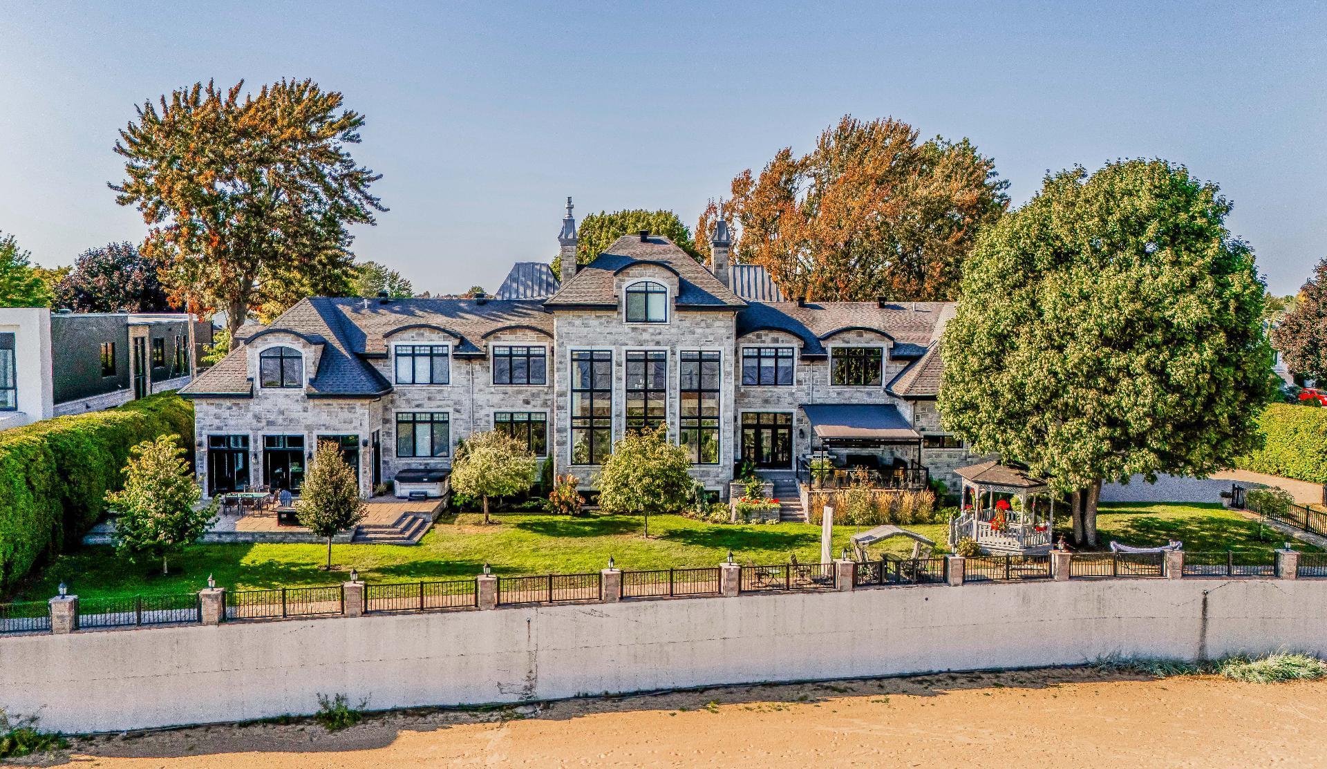 









49


Rue Rochefort

,
Repentigny (Repentigny),




QC
J5Y3C1

