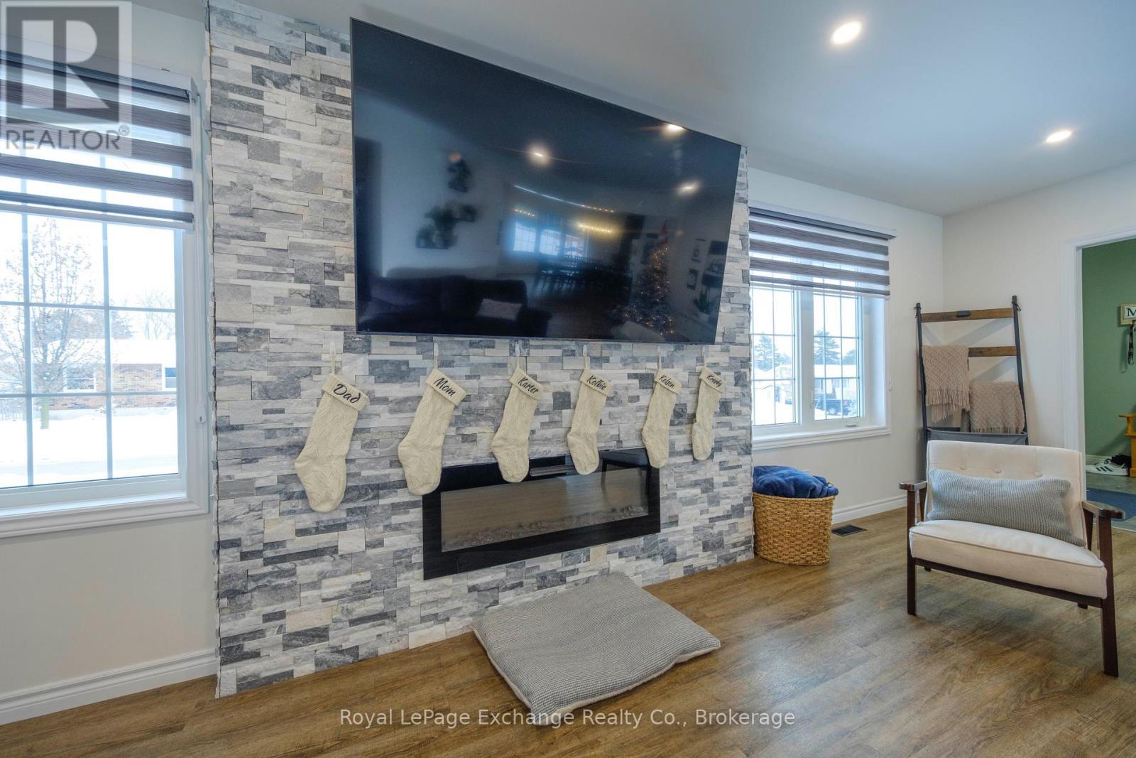 












482 WOLSLEY STREET

,
Huron-Kinloss (Lucknow),




Ontario
N0G2H0

