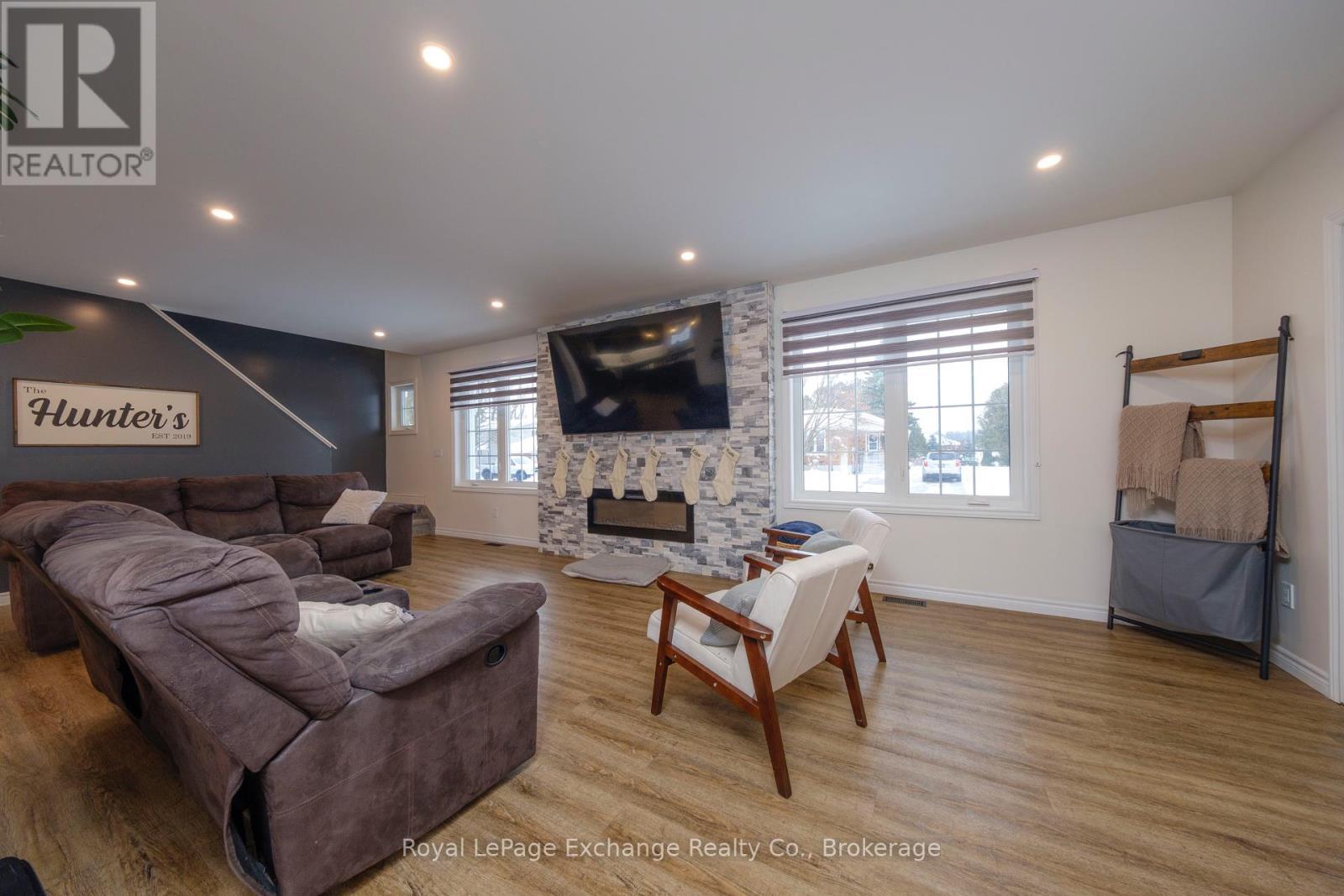 












482 WOLSLEY STREET

,
Huron-Kinloss (Lucknow),




Ontario
N0G2H0

