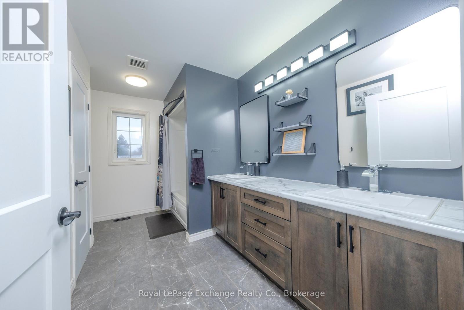 












482 WOLSLEY STREET

,
Huron-Kinloss (Lucknow),




Ontario
N0G2H0

